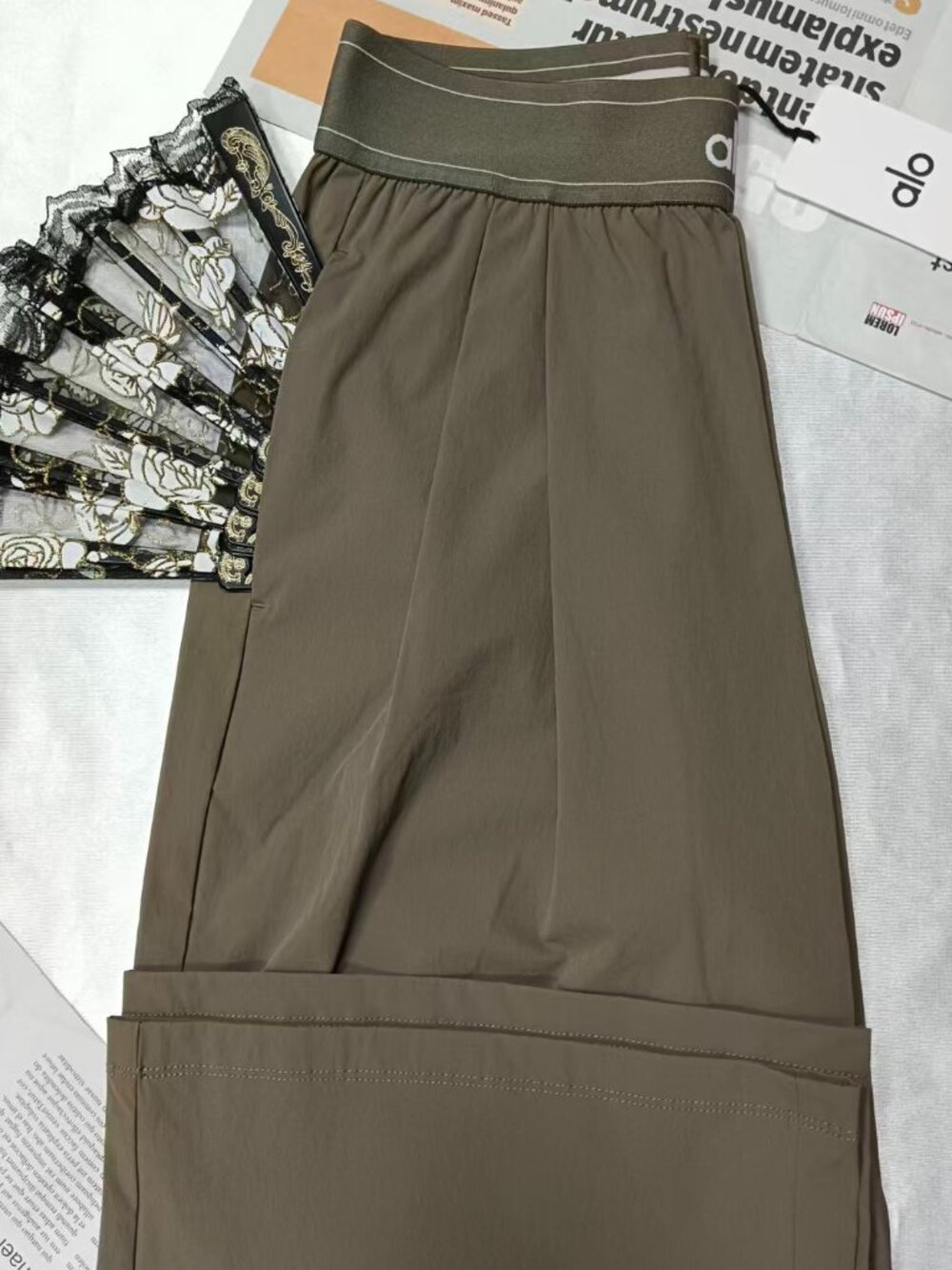 🎄Alo Yoga Suit Up Trouser Olive🧶Loose Fit | Elastic Waistband Casual Luxury - Picture 4 of 8